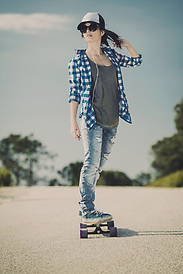 포토 JPG 해외이미지 백인 라이프스타일 여자 음악 스포츠 이어폰 거리 갈색머리 한명 사람 20대 성인 야외 선글라스 도시 스케이트보드 속도 스케이터 캡모자 성인여자한명만 해외202004 해외포토 서양인 모자_잡화 1 헤어스타일 안경 음향기기 문화예술 운동선수 청년 생활 보드_스포츠 여자한명만 성인여자만 파일형식