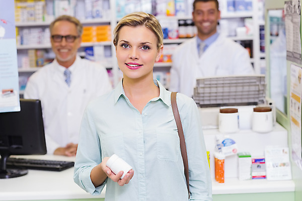 포토 JPG 해외이미지 백인 응시 여자 노년 남자 중년 50대 실내 상반신 20대 성인 세명 30대 약 카메라 약국 처방 조제 약사 의료성형뷰티 해외202004 해외포토 서양인 시선 의학 사람 청년 내부 장년 전자제품 만들기 파일형식