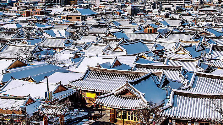 포토 JPG 해외이미지 나무 전통 공원 겨울 자연 하늘 지붕 한국 안테나 파노라마 풍경 사람없음 야외 건물 파란색 평화 마을 추위 덮개 흰색 눈송이 재산 시원함 옥상 언덕 장면 타운 스카이라인 남쪽 폭설 눈내림 해외202004 해외포토 식물 건축물 계절 공공시설 아시아 컬러 컨셉 통신 눈_날씨 촬영기법 금융 뚜껑 도시 자연재해 방향 생태계 파일형식