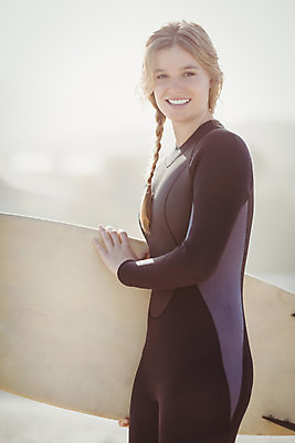 포토 JPG 해외이미지 백인 라이프스타일 응시 여자 행복 바다 여행 휴가 한명 서기 사람 20대 성인 야외 옆모습 금발 햇빛 맑음 수상스포츠 잡기 서핑보드 서퍼 성인여자한명만 해외202004 해외포토 서양인 1 헤어스타일 시선 감정 스포츠 뷰포인트 모션 날씨 운동선수 청년 생활 태양 보드_스포츠 여자한명만 성인여자만 파일형식