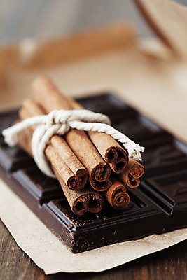 포토 JPG 해외이미지 라이프스타일 음식 탁자 디저트 따뜻함 사람없음 갈색 주방 초콜릿 막대기 달콤 향신료 유기농 코코아 시나몬 해외202004 해외포토 웰빙 음료 컬러 가구 생활 맛 향미료 파일형식