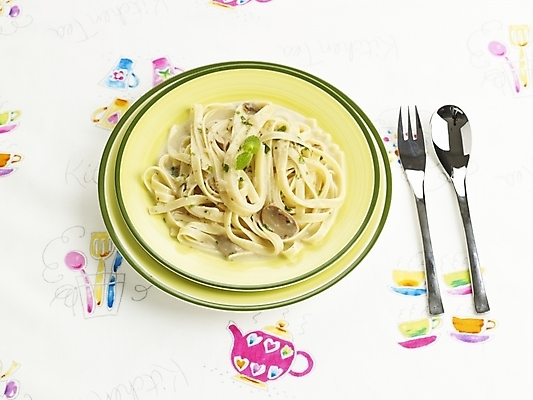 포토 JPG 스튜디오촬영 그릇 식기 접시 음식 포크 파스타 서양음식 실내 누끼 사람없음 하이앵글 숟가락 식탁보 이탈리아음식 크림소스 크림소스파스타 국내포토 뷰포인트 수저 내부 소스_음식 파일형식