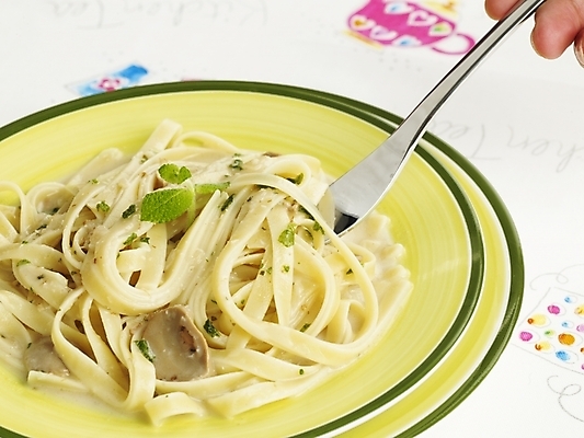 포토 JPG 스튜디오촬영 그릇 식기 접시 음식 포크 파스타 서양음식 실내 근접촬영 사람없음 식탁보 이탈리아음식 크림소스 크림소스파스타 국내포토 뷰포인트 내부 소스_음식 파일형식