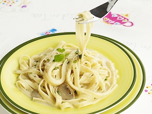 포토 JPG 스튜디오촬영 그릇 식기 접시 음식 포크 파스타 서양음식 실내 근접촬영 사람없음 식탁보 이탈리아음식 크림소스 크림소스파스타 국내포토 뷰포인트 내부 소스_음식 파일형식