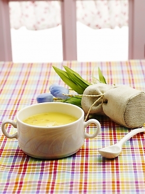 포토 JPG 그릇 접시 꽃 음식 창문 서양음식 실내 사람없음 장식 숟가락 식탁보 수프 다기 옥수수스프 콘스프 국내포토 식물 식기 수저 내부 다도 파일형식