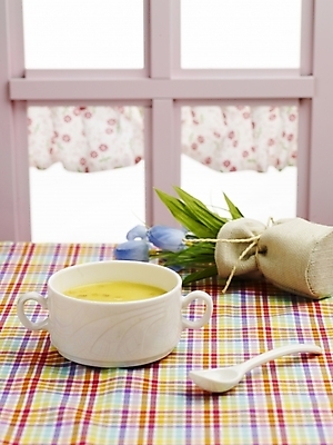 포토 JPG 그릇 접시 꽃 음식 창문 서양음식 실내 사람없음 장식 숟가락 식탁보 수프 다기 옥수수스프 콘스프 국내포토 식물 식기 수저 내부 다도 파일형식