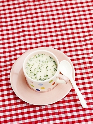 포토 JPG 그릇 음식 잔 서양음식 실내 누끼 사람없음 컵 하이앵글 숟가락 식탁보 수프 브로콜리스프 국내포토 식기 뷰포인트 수저 내부 파일형식