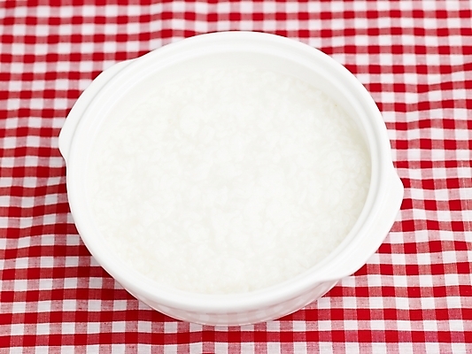 포토 JPG 그릇 접시 한식 음식 한국 실내 누끼 사람없음 하이앵글 식탁보 다기 죽 잣 쌀죽 흰죽 미음_음식 국내포토 식기 아시아 뷰포인트 내부 견과류 다도 파일형식