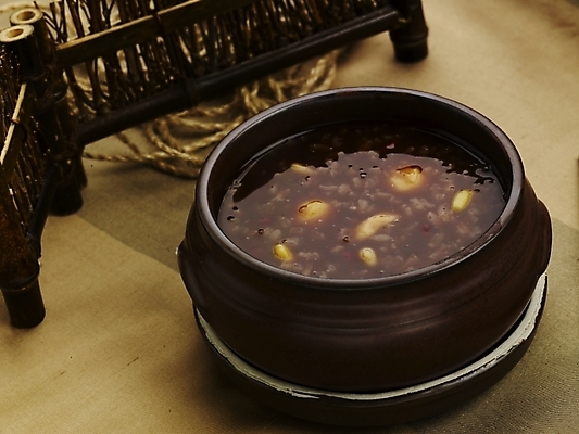 포토 JPG 그릇 접시 한식 음식 한국 실내 사람없음 장식 하이앵글 다기 겨울음식 죽 단팥죽 새알심 팥죽 국내포토 식기 아시아 뷰포인트 겨울 내부 다도 파일형식