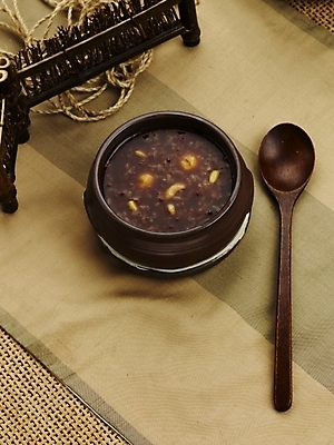 포토 JPG 그릇 접시 한식 음식 한국 실내 사람없음 장식 하이앵글 숟가락 다기 겨울음식 죽 단팥죽 새알심 팥죽 국내포토 식기 아시아 뷰포인트 겨울 수저 내부 다도 파일형식