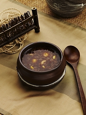 포토 JPG 그릇 접시 한식 음식 한국 실내 사람없음 장식 하이앵글 숟가락 다기 겨울음식 죽 단팥죽 새알심 팥죽 국내포토 식기 아시아 뷰포인트 겨울 수저 내부 다도 파일형식