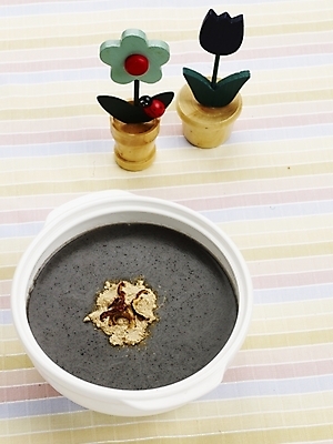 포토 JPG 그릇 접시 꽃 한식 음식 한국 실내 누끼 사람없음 장식 하이앵글 다기 죽 검은깨죽 깨죽 국내포토 식물 식기 아시아 뷰포인트 내부 다도 파일형식