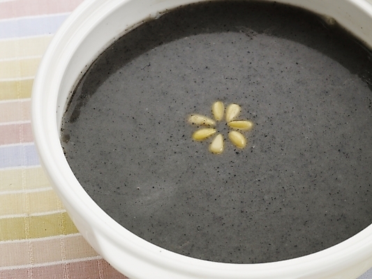 포토 JPG 그릇 접시 한식 음식 한국 실내 근접촬영 사람없음 하이앵글 다기 죽 잣 검은깨죽 깨죽 국내포토 식기 아시아 뷰포인트 내부 견과류 다도 파일형식