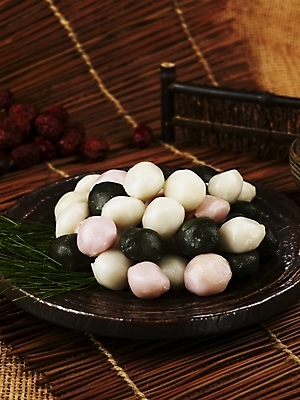 포토 JPG 그릇 접시 명절 한식 음식 디저트 떡 한국 실내 사람없음 하이앵글 추석 전통음식 가을 송편 대추 솔잎 추석음식 명절음식 국내포토 전통 식기 계절 기념일 아시아 뷰포인트 잎 내부 파일형식