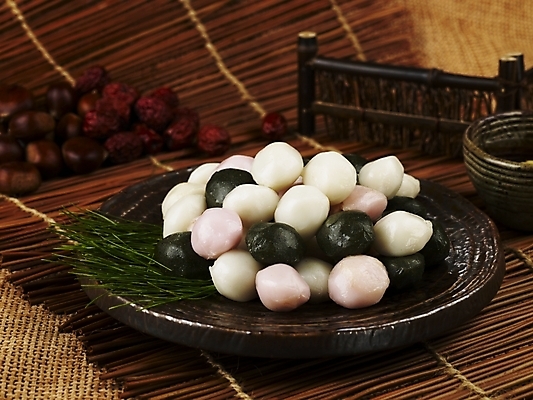 포토 JPG 그릇 접시 명절 한식 음식 디저트 떡 한국 실내 사람없음 하이앵글 추석 전통음식 가을 밤 송편 대추 솔잎 추석음식 명절음식 국내포토 전통 식기 계절 기념일 아시아 뷰포인트 잎 내부 견과류 파일형식