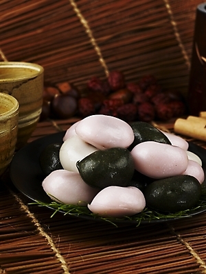 포토 JPG 그릇 접시 명절 한식 음식 디저트 떡 한국 실내 근접촬영 사람없음 컵 하이앵글 추석 전통음식 가을 윷 밤 대추 솔잎 추석음식 명절음식 개피떡 국내포토 전통 식기 계절 기념일 아시아 뷰포인트 잎 내부 견과류 윷놀이 파일형식