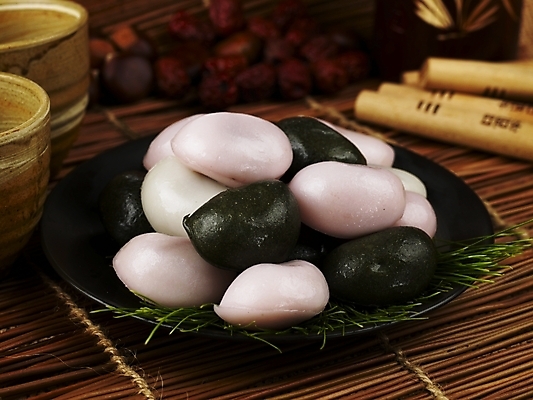 포토 JPG 그릇 접시 명절 한식 음식 디저트 떡 한국 실내 사람없음 컵 하이앵글 추석 전통음식 가을 윷 밤 대추 솔잎 추석음식 명절음식 개피떡 국내포토 전통 식기 계절 기념일 아시아 뷰포인트 잎 내부 견과류 윷놀이 파일형식