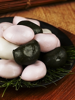 포토 JPG 그릇 접시 명절 한식 음식 디저트 떡 한국 실내 근접촬영 사람없음 하이앵글 추석 전통음식 가을 솔잎 추석음식 명절음식 개피떡 국내포토 전통 식기 계절 기념일 아시아 뷰포인트 잎 내부 파일형식