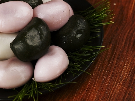 포토 JPG 그릇 접시 명절 한식 음식 디저트 떡 한국 실내 근접촬영 사람없음 하이앵글 추석 전통음식 가을 솔잎 추석음식 명절음식 개피떡 국내포토 전통 식기 계절 기념일 아시아 뷰포인트 잎 내부 파일형식