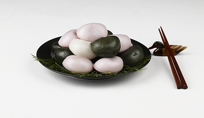 포토 JPG 스튜디오촬영 그릇 접시 명절 한식 음식 젓가락 디저트 떡 한국 실내 누끼 사람없음 추석 전통음식 가을 솔잎 추석음식 명절음식 개피떡 국내포토 전통 식기 계절 기념일 아시아 잎 수저 내부 파일형식