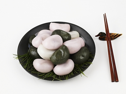 포토 JPG 스튜디오촬영 그릇 접시 명절 한식 음식 젓가락 디저트 떡 한국 실내 누끼 사람없음 하이앵글 추석 전통음식 가을 솔잎 추석음식 명절음식 개피떡 국내포토 전통 식기 계절 기념일 아시아 뷰포인트 잎 수저 내부 파일형식