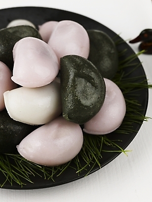 포토 JPG 스튜디오촬영 그릇 접시 명절 한식 음식 디저트 떡 한국 실내 근접촬영 사람없음 하이앵글 추석 전통음식 가을 솔잎 추석음식 명절음식 개피떡 국내포토 전통 식기 계절 기념일 아시아 뷰포인트 잎 내부 파일형식