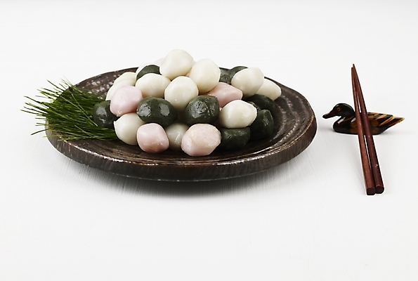 포토 JPG 스튜디오촬영 그릇 접시 명절 한식 음식 젓가락 디저트 떡 한국 실내 누끼 사람없음 추석 전통음식 가을 송편 솔잎 추석음식 명절음식 국내포토 전통 식기 계절 기념일 아시아 잎 수저 내부 파일형식