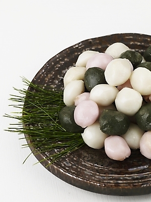 포토 JPG 스튜디오촬영 그릇 접시 명절 한식 음식 디저트 떡 한국 실내 사람없음 하이앵글 추석 전통음식 가을 송편 솔잎 추석음식 명절음식 국내포토 전통 식기 계절 기념일 아시아 뷰포인트 잎 내부 파일형식