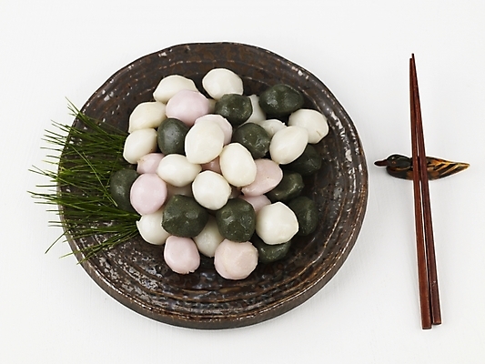 포토 JPG 스튜디오촬영 그릇 접시 명절 한식 음식 젓가락 디저트 떡 한국 실내 누끼 사람없음 하이앵글 추석 전통음식 가을 송편 솔잎 추석음식 명절음식 국내포토 전통 식기 계절 기념일 아시아 뷰포인트 잎 수저 내부 파일형식