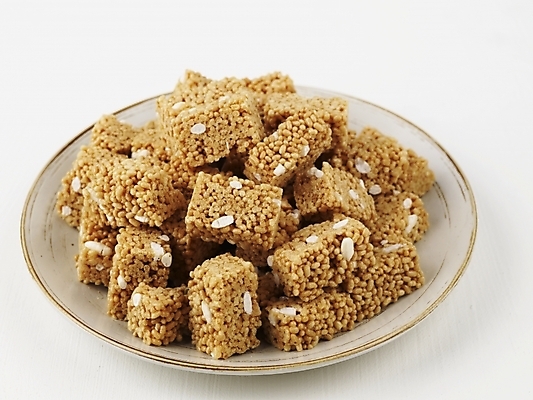 포토 JPG 스튜디오촬영 그릇 명절 한식 디저트 실내 누끼 사람없음 전통음식 한과 추석음식 명절음식 강정 쌀엿강정 전통다과 국내포토 전통 식기 기념일 음식 내부 과자 다과 파일형식