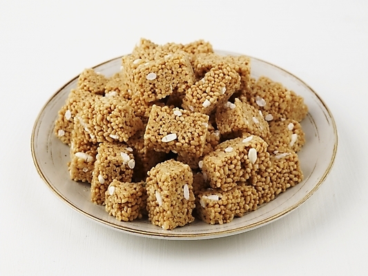 포토 JPG 스튜디오촬영 그릇 명절 한식 디저트 실내 누끼 사람없음 전통음식 한과 추석음식 명절음식 강정 쌀엿강정 전통다과 국내포토 전통 식기 기념일 음식 내부 과자 다과 파일형식