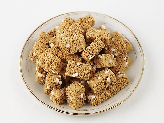 포토 JPG 스튜디오촬영 그릇 접시 명절 한식 디저트 실내 누끼 사람없음 전통음식 한과 추석음식 명절음식 강정 쌀엿강정 전통다과 국내포토 전통 식기 기념일 음식 내부 과자 다과 파일형식