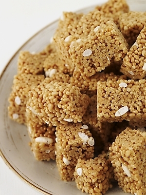 포토 JPG 스튜디오촬영 그릇 명절 한식 디저트 실내 근접촬영 사람없음 전통음식 한과 추석음식 명절음식 강정 쌀엿강정 전통다과 국내포토 전통 식기 기념일 음식 뷰포인트 내부 과자 다과 파일형식