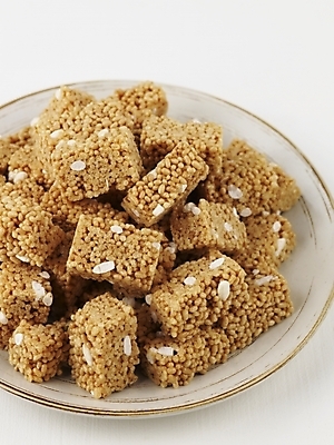 포토 JPG 스튜디오촬영 그릇 접시 명절 한식 디저트 실내 근접촬영 사람없음 전통음식 가을 한과 추석음식 명절음식 강정 쌀엿강정 전통다과 국내포토 전통 식기 계절 기념일 음식 뷰포인트 내부 과자 다과 파일형식