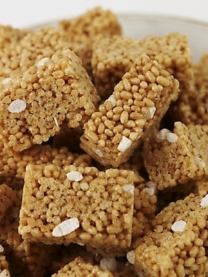 포토 JPG 스튜디오촬영 그릇 접시 명절 한식 디저트 실내 근접촬영 사람없음 전통음식 한과 추석음식 명절음식 강정 쌀엿강정 전통다과 국내포토 전통 식기 기념일 음식 뷰포인트 내부 과자 다과 파일형식