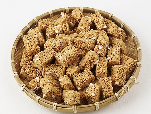 포토 JPG 스튜디오촬영 명절 한식 디저트 한국 실내 누끼 사람없음 바구니 소쿠리 추석 전통음식 한과 추석음식 명절음식 강정 쌀엿강정 전통다과 국내포토 전통 기념일 아시아 음식 내부 과자 다과 파일형식