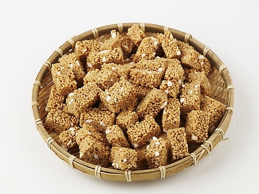 포토 JPG 스튜디오촬영 명절 한식 음식 디저트 실내 누끼 사람없음 바구니 소쿠리 전통음식 한과 추석음식 명절음식 강정 쌀엿강정 전통다과 국내포토 전통 기념일 내부 과자 다과 파일형식