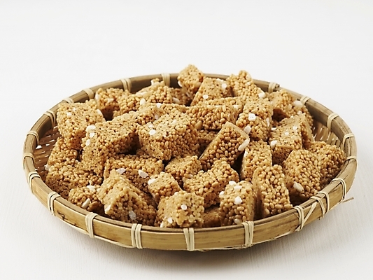 포토 JPG 스튜디오촬영 명절 한식 디저트 실내 누끼 사람없음 소쿠리 전통음식 한과 추석음식 명절음식 강정 쌀엿강정 전통다과 국내포토 전통 기념일 음식 내부 바구니 과자 다과 파일형식