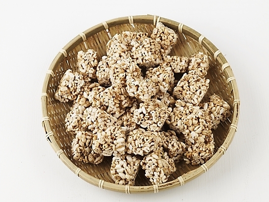 포토 JPG 스튜디오촬영 명절 한식 디저트 실내 누끼 사람없음 바구니 전통음식 한과 추석음식 명절음식 강정 쌀강정 전통다과 국내포토 전통 기념일 음식 내부 과자 다과 파일형식