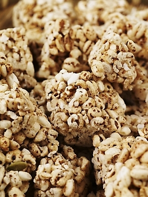 포토 JPG 스튜디오촬영 명절 한식 디저트 실내 근접촬영 사람없음 전통음식 한과 추석음식 명절음식 강정 쌀강정 전통다과 국내포토 전통 기념일 음식 뷰포인트 내부 과자 다과 파일형식