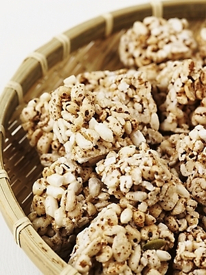 포토 JPG 스튜디오촬영 명절 한식 디저트 실내 근접촬영 사람없음 소쿠리 전통음식 한과 추석음식 명절음식 강정 쌀강정 전통다과 국내포토 전통 기념일 음식 뷰포인트 내부 바구니 과자 다과 파일형식