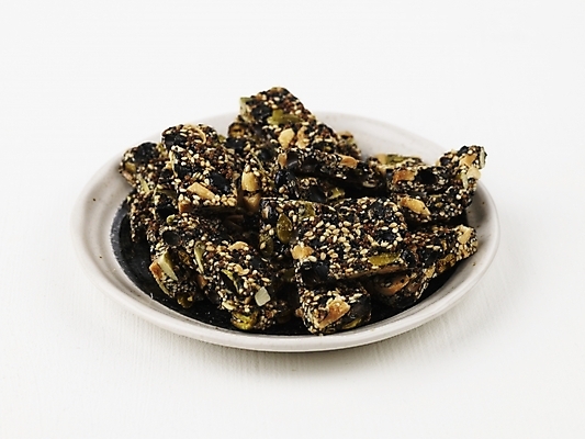 포토 JPG 스튜디오촬영 그릇 접시 명절 한식 디저트 한국 실내 누끼 사람없음 전통음식 한과 추석음식 명절음식 강정 서리태강정 전통다과 국내포토 전통 식기 기념일 아시아 음식 내부 과자 다과 파일형식