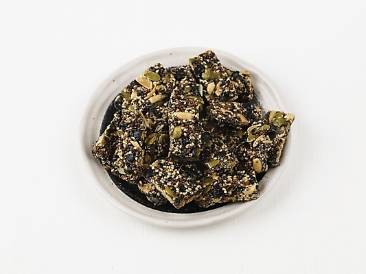 포토 JPG 스튜디오촬영 그릇 접시 명절 한식 디저트 한국 실내 누끼 사람없음 전통음식 한과 추석음식 명절음식 강정 서리태강정 전통다과 국내포토 전통 식기 기념일 아시아 음식 내부 과자 다과 파일형식