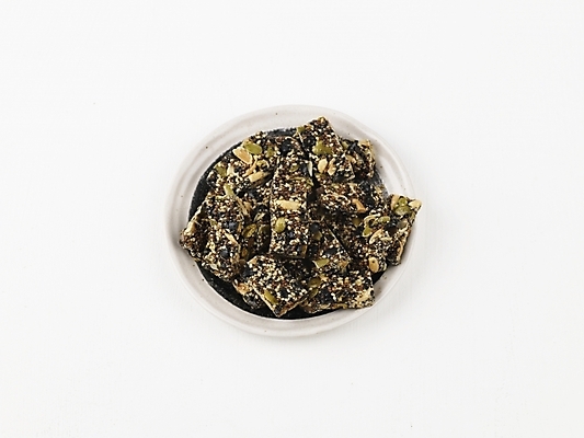 포토 JPG 스튜디오촬영 그릇 접시 명절 한식 디저트 한국 실내 누끼 사람없음 전통음식 한과 추석음식 명절음식 강정 서리태강정 전통다과 국내포토 전통 식기 기념일 아시아 음식 내부 과자 다과 파일형식