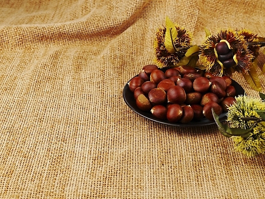 포토 JPG 식물 그릇 접시 음식 식재료 나뭇잎 실내 사람없음 견과류 가을 밤 밤송이 추석음식 명절음식 국내포토 식기 계절 잎 내부 전통음식 밤_견과류 파일형식