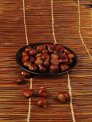 포토 JPG 식물 그릇 접시 음식 식재료 실내 사람없음 견과류 가을 밤 밤송이 추석음식 명절음식 국내포토 식기 계절 내부 전통음식 밤_견과류 파일형식