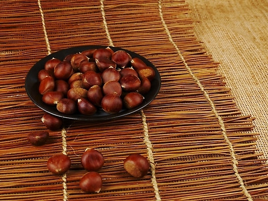 포토 JPG 식물 그릇 접시 음식 식재료 실내 사람없음 견과류 가을 밤 추석음식 명절음식 국내포토 식기 계절 내부 전통음식 파일형식