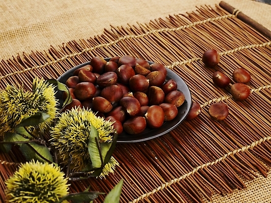 포토 JPG 식물 그릇 접시 음식 식재료 나뭇잎 실내 사람없음 견과류 가을 밤 밤송이 추석음식 명절음식 국내포토 식기 계절 잎 내부 전통음식 밤_견과류 파일형식