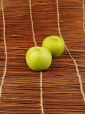 포토 JPG 식물 음식 과일 디저트 실내 사람없음 초록색 연두색 두개 가을 사과 추석음식 명절음식 풋사과 국내포토 계절 컬러 2 내부 전통음식 파일형식