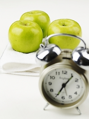 포토 JPG 스튜디오촬영 식물 음식 과일 디저트 사람없음 초록색 연두색 자명종 가을 사과 추석음식 명절음식 풋사과 국내포토 계절 시계 컬러 실내 전통음식 알람 파일형식